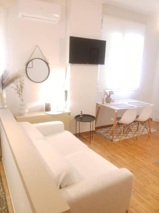 Beautiful Downtown Studio! Giannina Esterno foto